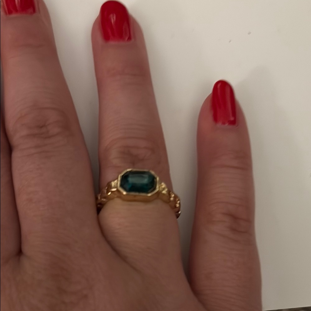 Elegant Gold and Green Ring